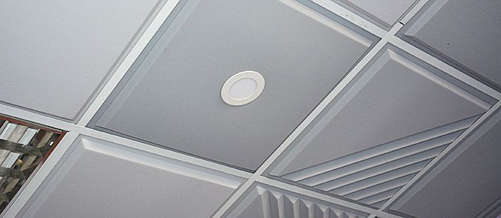Панель со светильником в потолке типа "Армстронг"